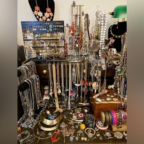 Vintage Estate Costume Jewelry 1 Pound LB Lots, Signed And Unsigned All wearable - Picture 4 of 12